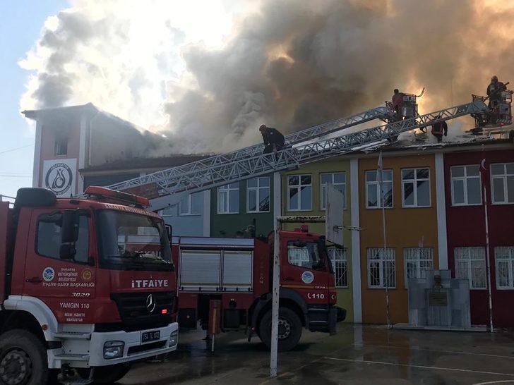 Sakarya'da okulun çatısı yandı, öğrenciler tahliye edildi G3