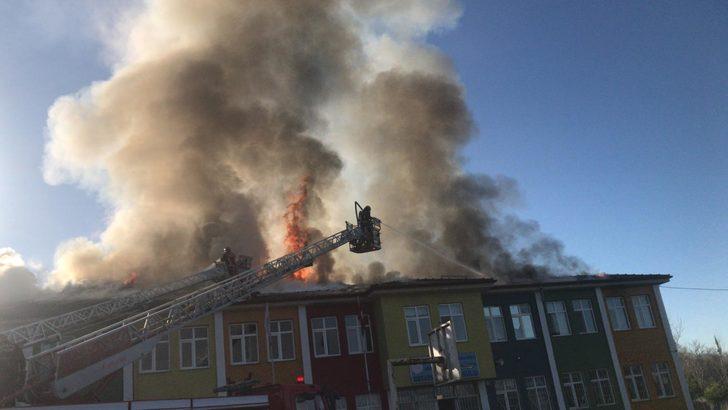 Sakarya'da okulun çatısı yandı, öğrenciler tahliye edildi G5