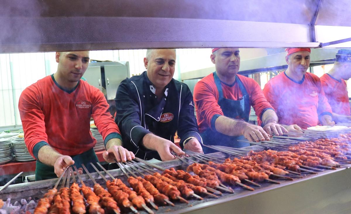 Naylon bir &ccedil;adırda başladı, kebap kralı oldu! Binlerce kişiye istihdam sağlıyor