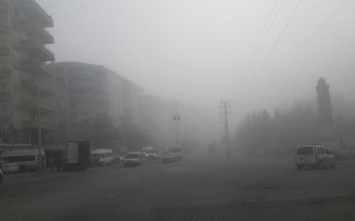 Silvan&rsquo;ı sis kapladı