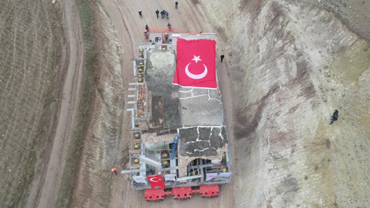 Hasankeyf'teki son eser olan 610 yıllık cami b&ouml;yle taşınıyor!