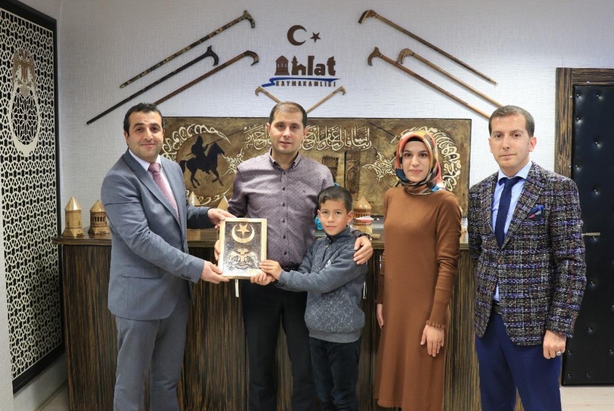 Minik Batuhan&rsquo;dan kaymakam Erat&rsquo;a teşekk&uuml;r ziyareti