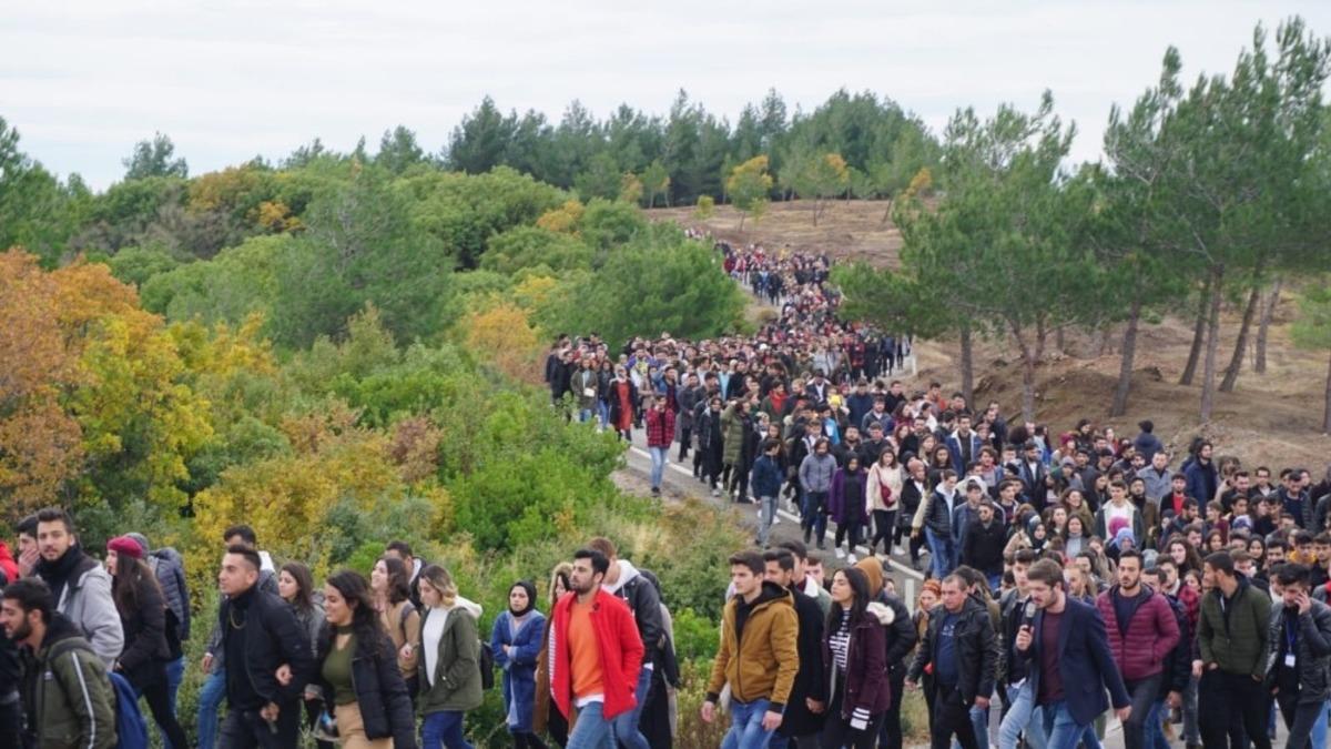 &Ccedil;anakkale&rsquo;de bin 300 &ouml;ğrenciden şehitlik ziyareti