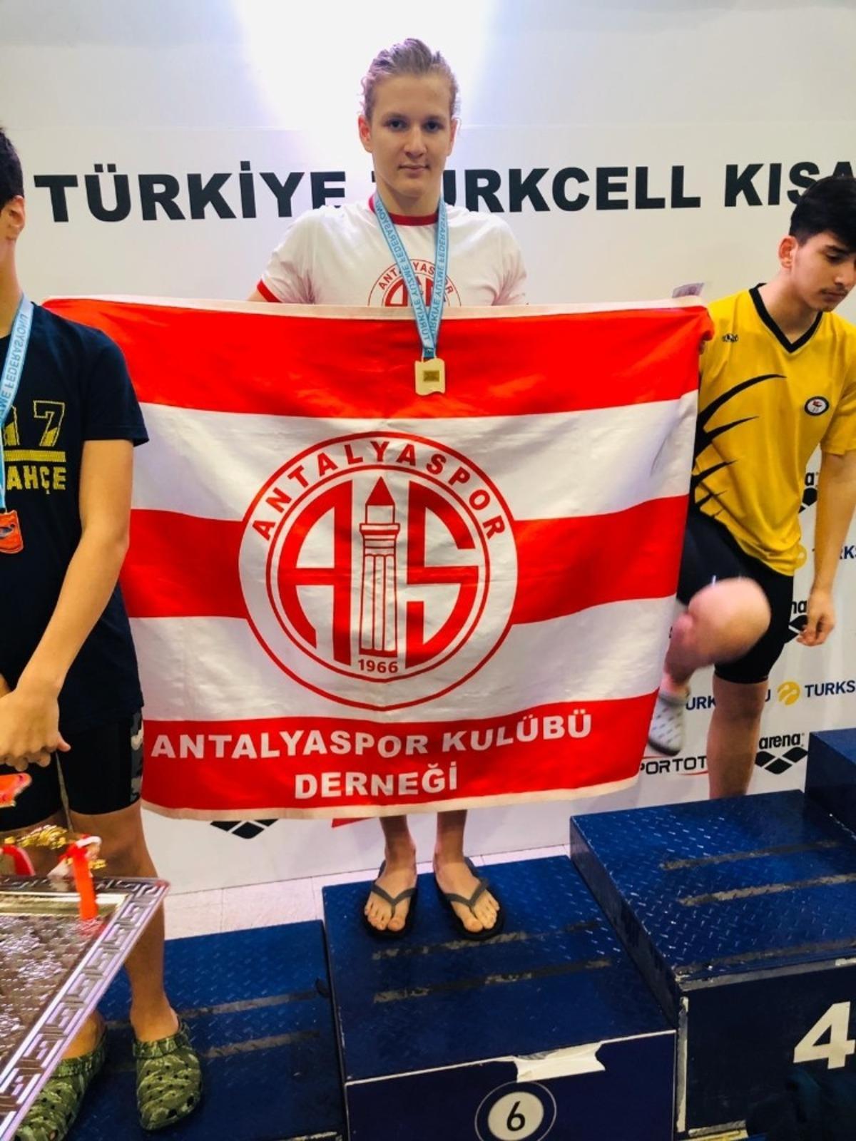 Antalyaspor y&uuml;zme takımı madalyaları topluyor