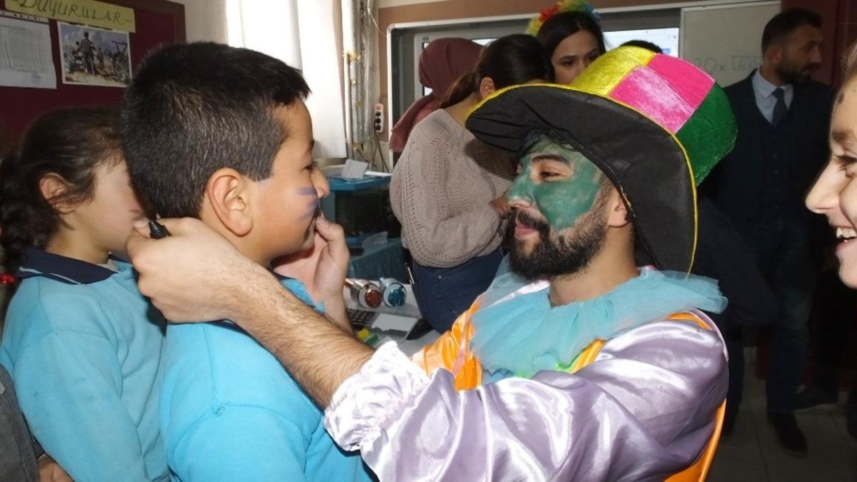 &Uuml;niversiteli gen&ccedil;ler k&ouml;y &ccedil;ocuklarını eğlendirdi