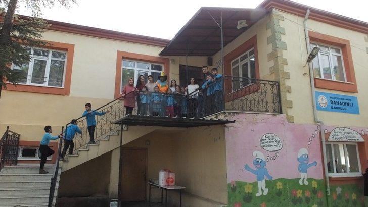 Üniversiteli gençler köy çocuklarını eğlendirdi G2