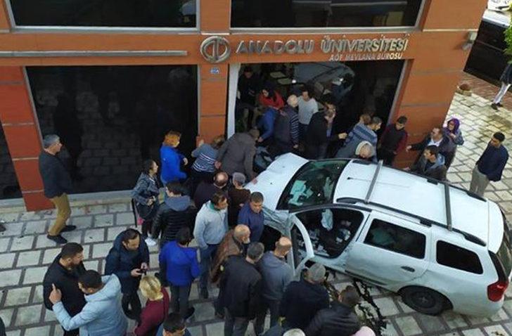 Antalya'da direksiyon başında fenalaşan sürücü açıköğretim bürosuna daldı G1