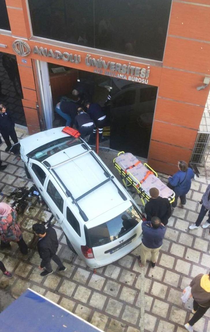 Antalya'da direksiyon başında fenalaşan sürücü açıköğretim bürosuna daldı G2