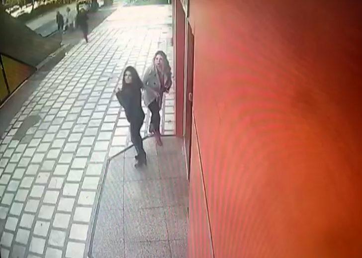 Antalya'da direksiyon başında fenalaşan sürücü açıköğretim bürosuna daldı G3