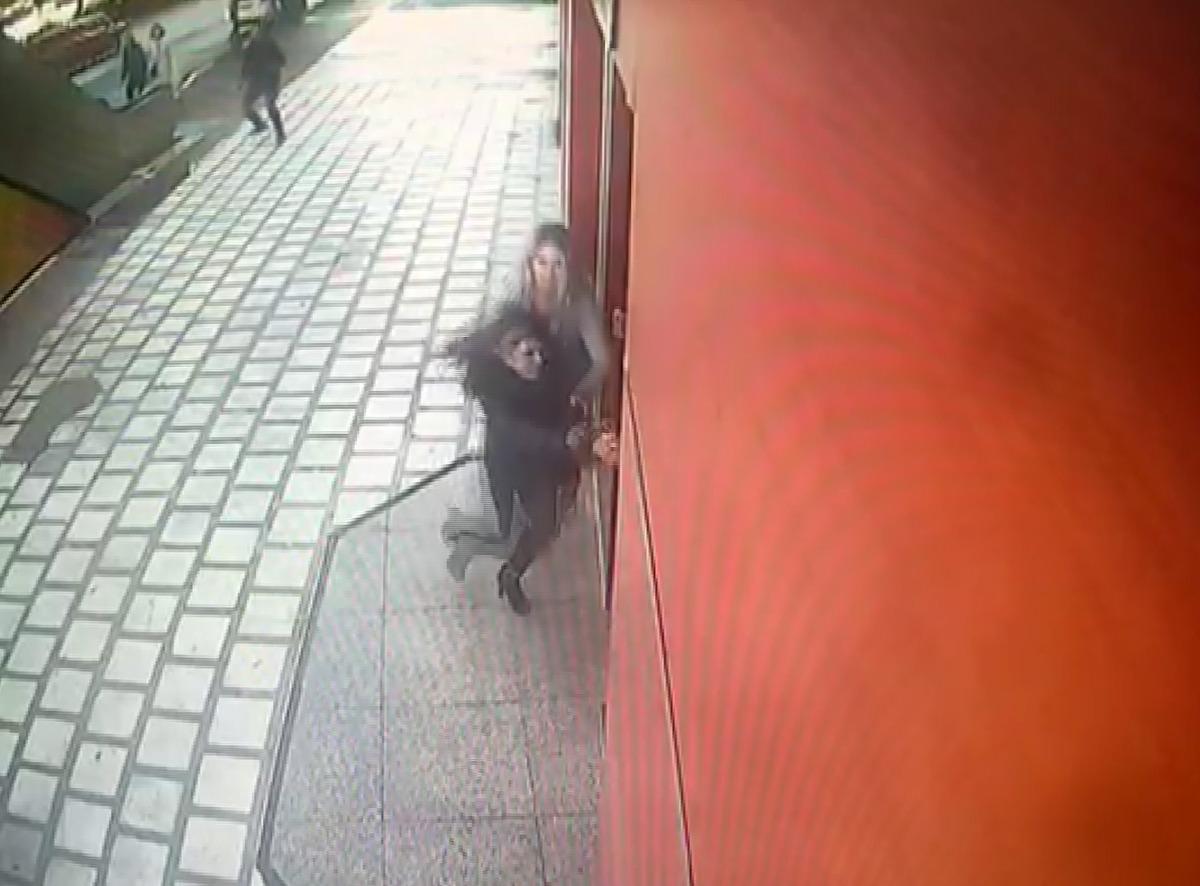 Antalya'da direksiyon başında fenalaşan s&uuml;r&uuml;c&uuml; a&ccedil;ık&ouml;ğretim b&uuml;rosuna daldı