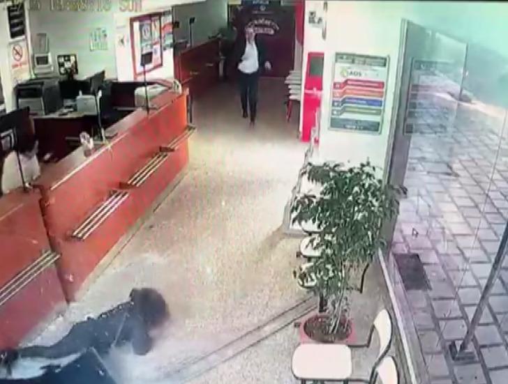 Antalya'da direksiyon başında fenalaşan sürücü açıköğretim bürosuna daldı G5