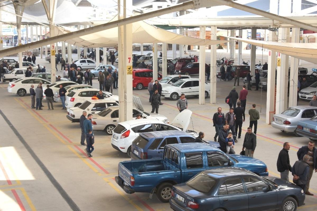 Salihli a&ccedil;ık oto pazarı dolup taşıyor