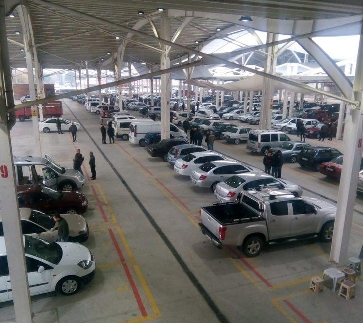 Salihli açık oto pazarı dolup taşıyor G2