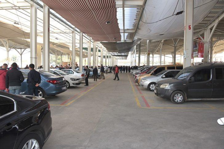 Salihli açık oto pazarı dolup taşıyor G3