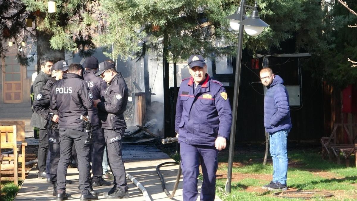 Kafede &ccedil;ıkan yangın korkuttu