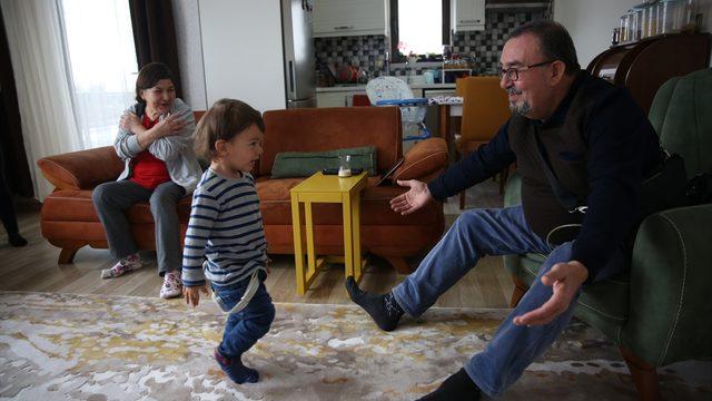 Çantasında taşıdığı yapay kalbine gözü gibi bakıyor