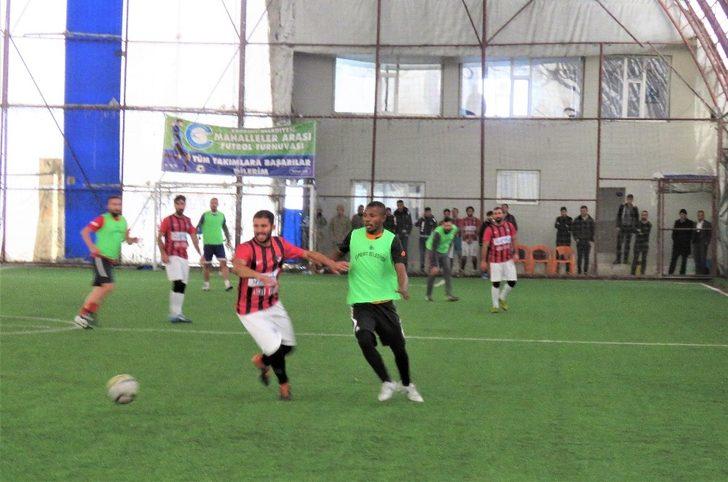 Siyahi futbolcu turnuvaya renk kattı G1