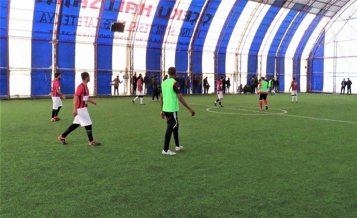 Siyahi futbolcu turnuvaya renk kattı G2