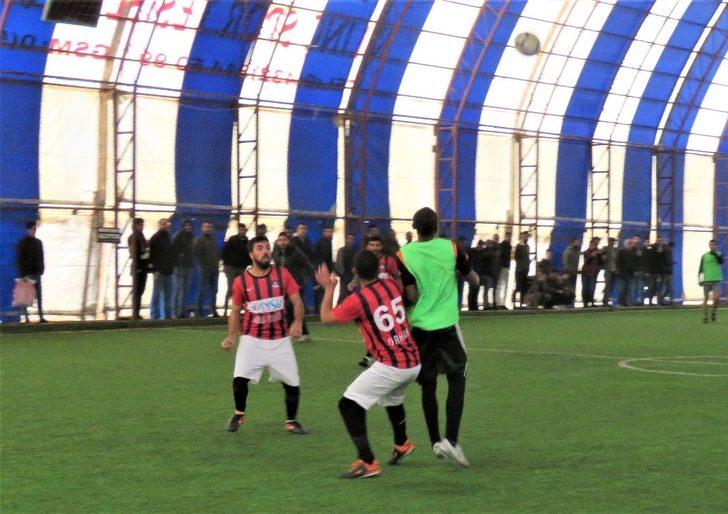 Siyahi futbolcu turnuvaya renk kattı G3