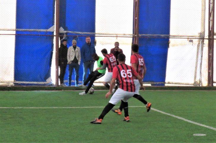 Siyahi futbolcu turnuvaya renk kattı G4