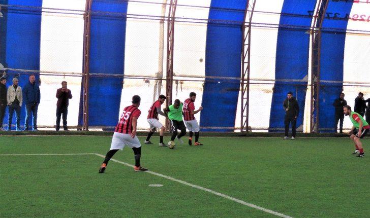 Siyahi futbolcu turnuvaya renk kattı G5