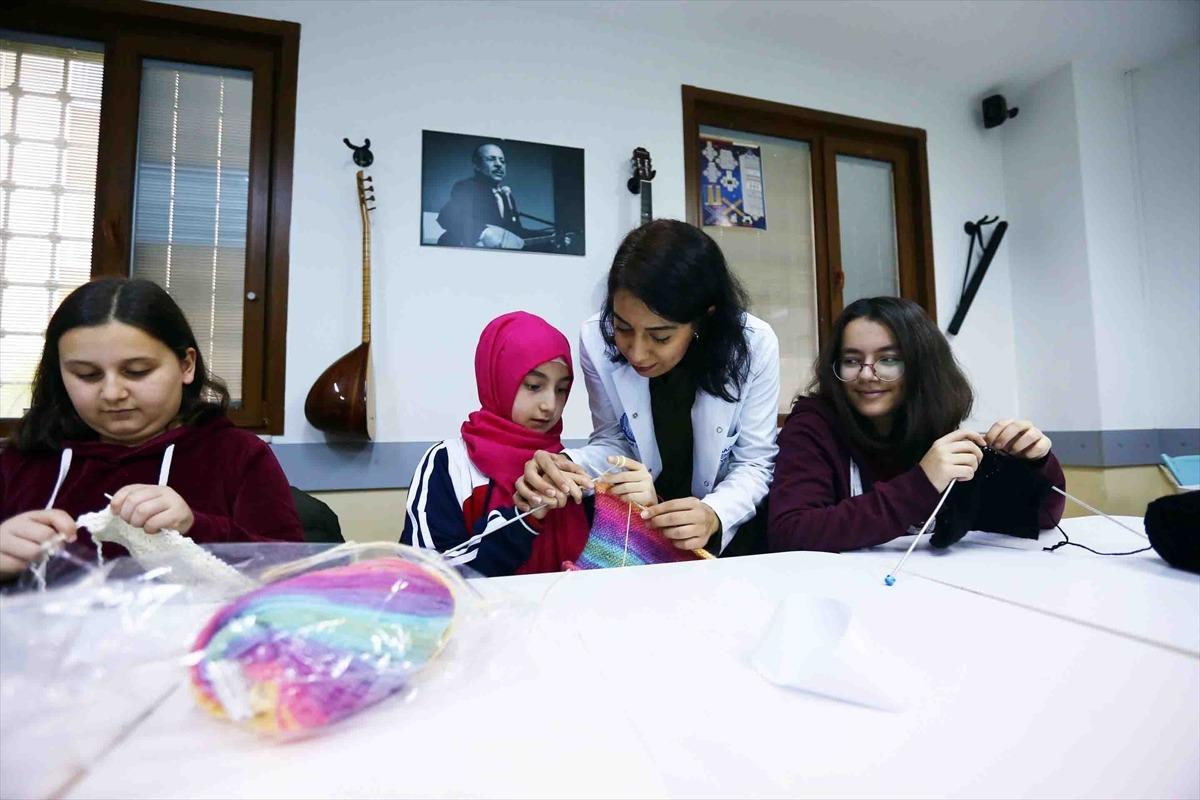 &Ouml;ğrenciler &ouml;rg&uuml; &ouml;rerek matematik &ouml;ğreniyor