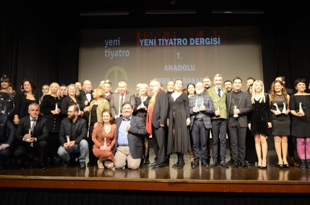 Şehir tiyatrosuna &uuml;&ccedil; &ouml;d&uuml;l