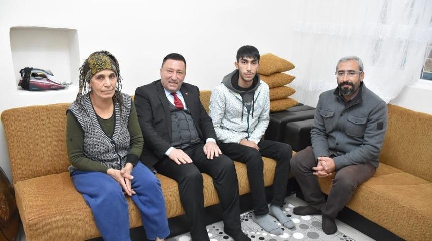 Harabe evde yaşayan ailenin feryadını Başkan Beyoğlu duydu