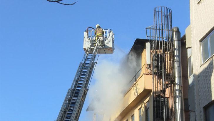 Güngören'de tekstil atölyesi alev alev yandı G1