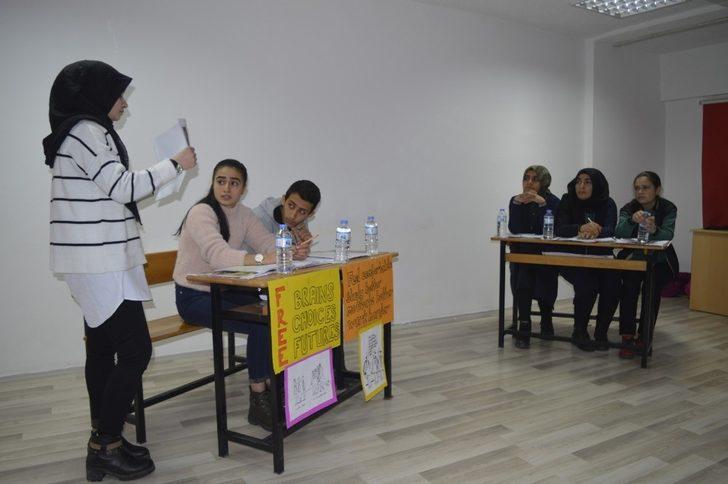 Ağrı’da öğrenciler kılık kıyafet zorunluluğunu İngilizce tartıştı G2