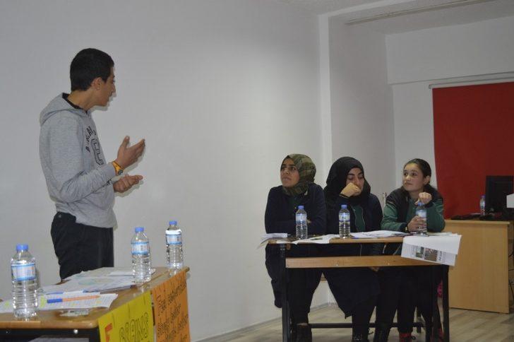 Ağrı’da öğrenciler kılık kıyafet zorunluluğunu İngilizce tartıştı G5