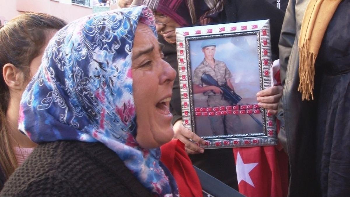 Diyarbakır'da ailelerin n&ouml;beti s&uuml;rerken HDP&rsquo;li vekiller binaya geldi, tansiyon y&uuml;kseldi