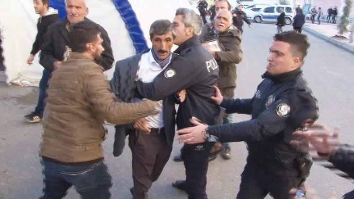 Diyarbakır'da ailelerin nöbeti sürerken HDP’li vekiller binaya geldi, tansiyon yükseldi G5