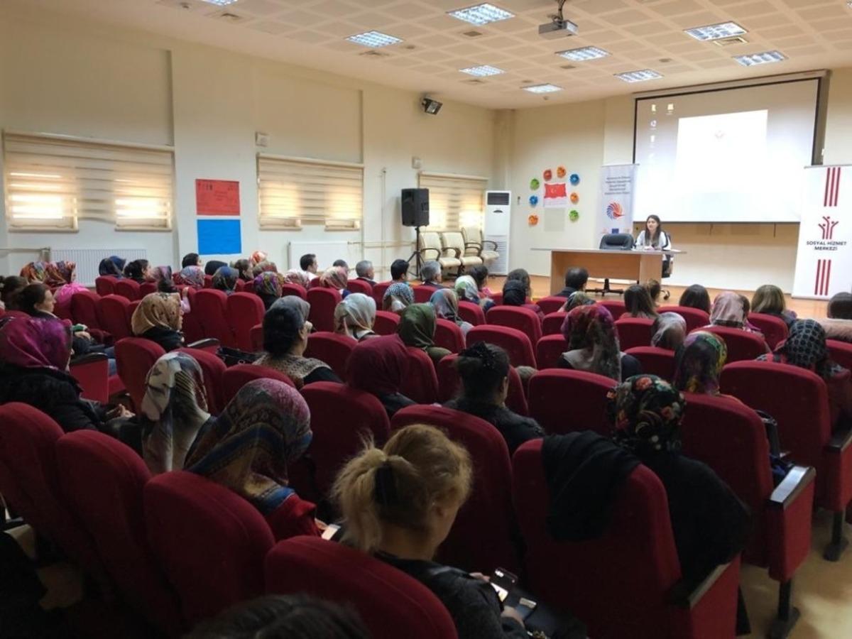 &lsquo;D&uuml;nya insan hakları g&uuml;n&uuml; ve kadın hakları g&uuml;n&uuml;" konulu seminer