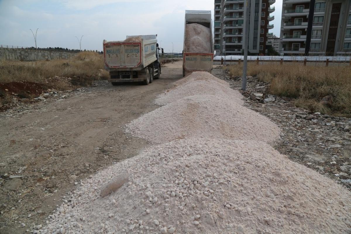 Haliliye Belediyesi, yol yapım &ccedil;alışmalarını s&uuml;rd&uuml;r&uuml;yor