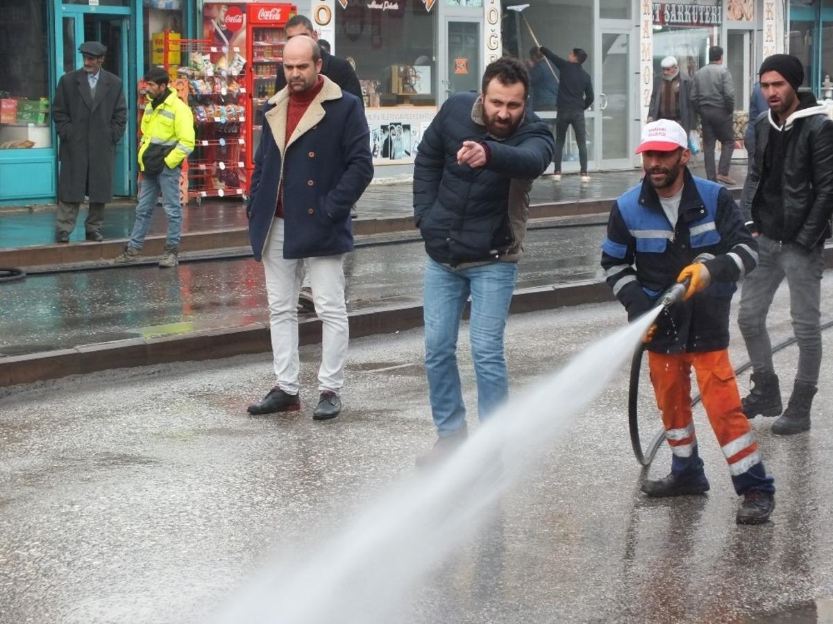 Malazgirt Belediyesinden temizlik &ccedil;alışması