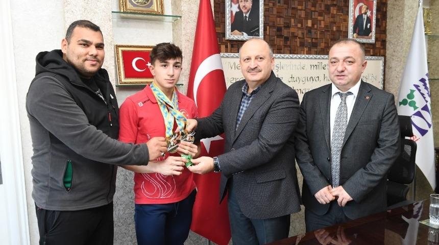 Başkan Tavlı, başarılı sporcuyu ödüllendirdi