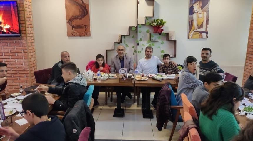 G&ouml;n&uuml;ll&uuml; rehberler ve &ccedil;ocuklar bir araya geldi