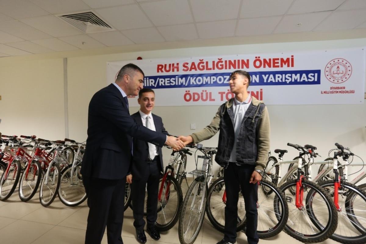 Ruh sağlığının &ouml;nemi yarışmasında dereceye giren &ouml;ğrencilere bisiklet hediyesi