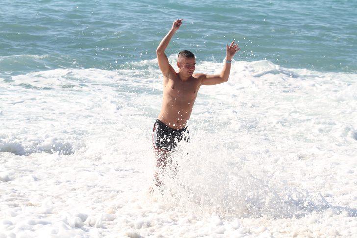 Doğuda kar, Alanya'da deniz keyfi!  G1