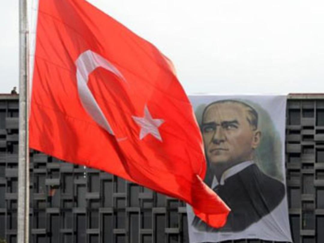 &Uuml;nl&uuml;ler Ata'yı anıyor