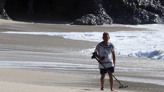 Define avcıları, dalgaların geri getirdiği turistlerin düşürdüğü altınları arıyor