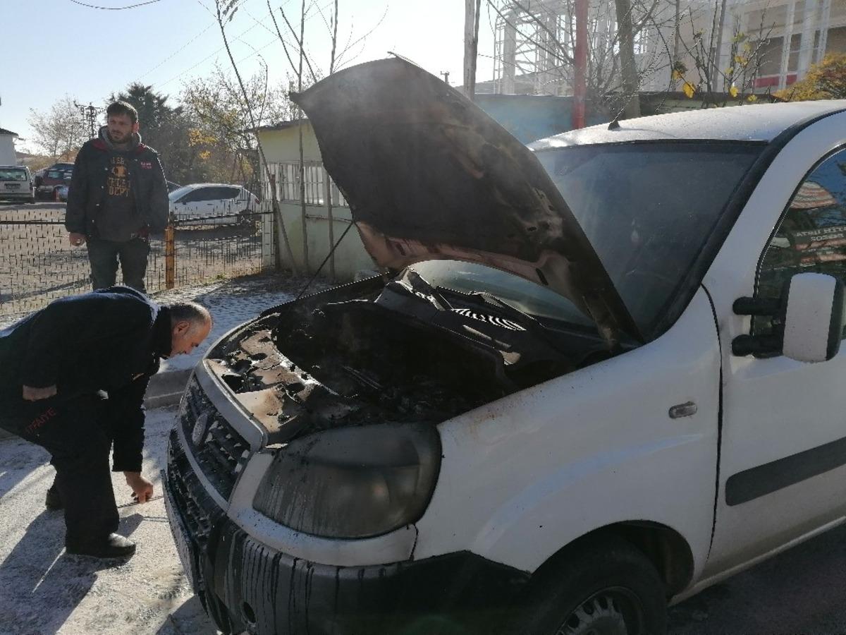 Alevlere teslim olan aracı k&uuml;le d&ouml;nmekten itfaiye kurtardı