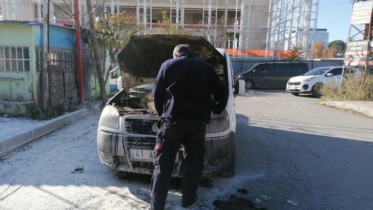 Alevlere teslim olan aracı küle dönmekten itfaiye kurtardı G3