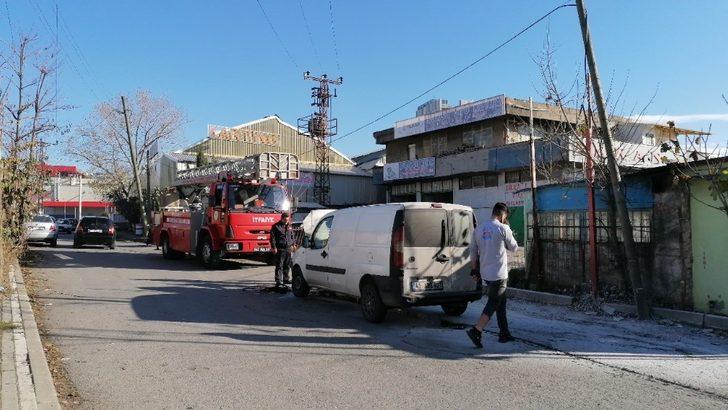 Alevlere teslim olan aracı küle dönmekten itfaiye kurtardı G4