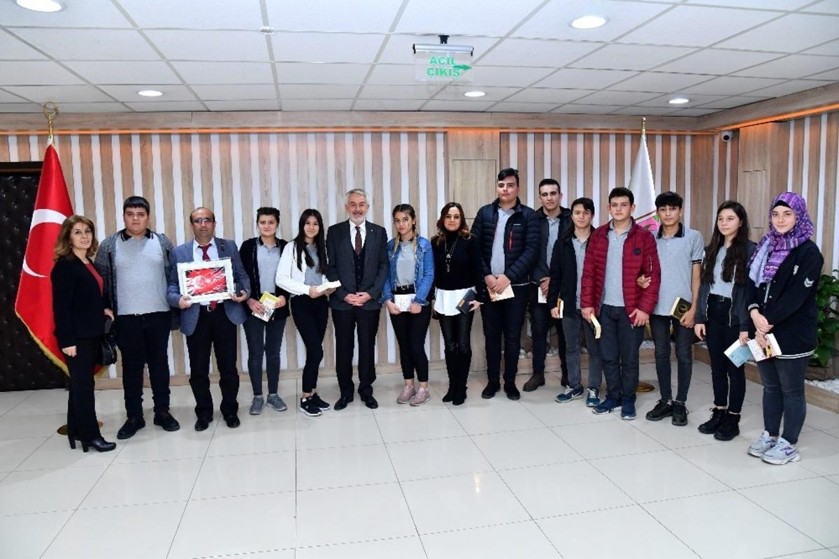 Başkan Başdeğirmen&rsquo;den &ouml;ğrencilere altın &ouml;ğ&uuml;tler