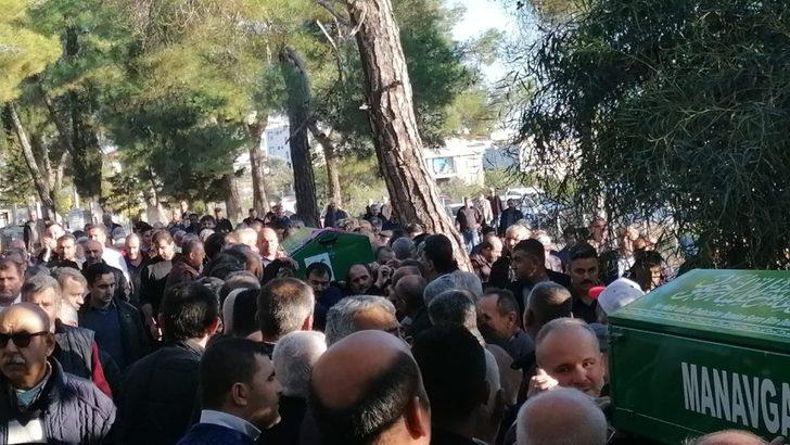 Trafik kazasında ölen aynı aileden 3 kişi, gözyaşları ile uğurlandı G4