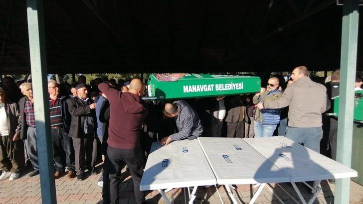 Trafik kazasında ölen aynı aileden 3 kişi, gözyaşları ile uğurlandı G5