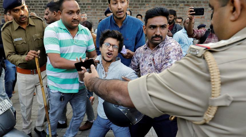 Hindistan polisinden protestoculara sert müdahale