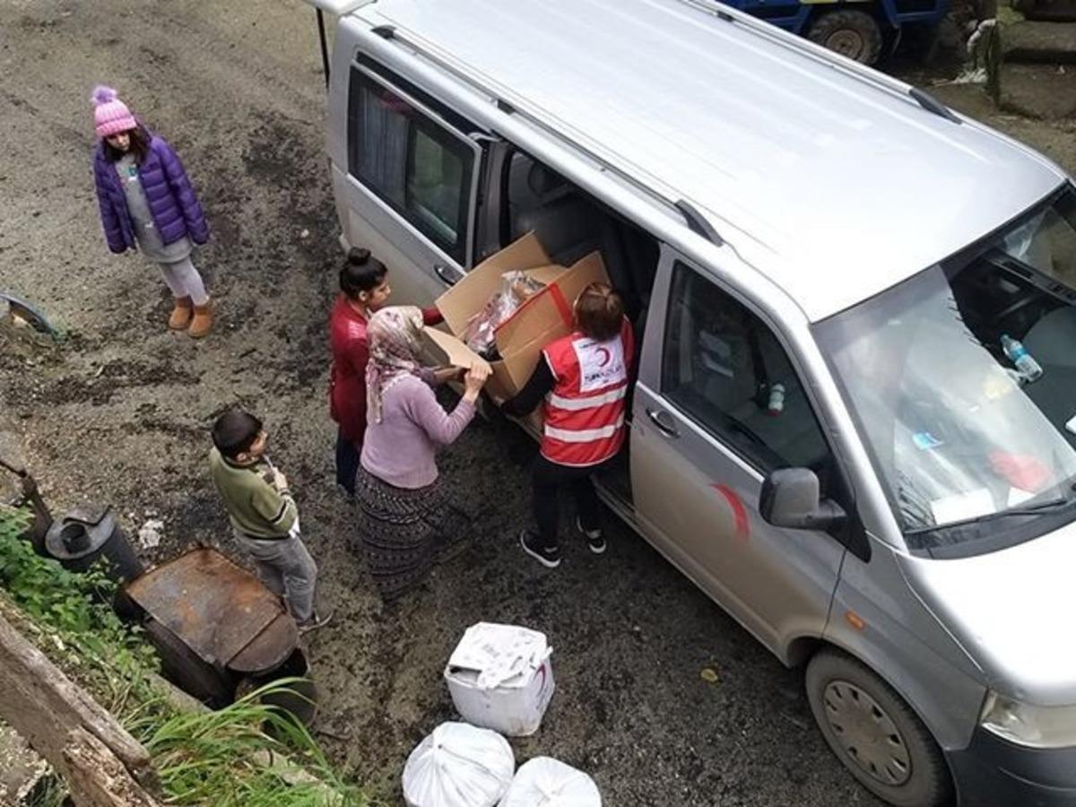 T&uuml;rk Kızılayından evlerini kaybeden aileye yardım